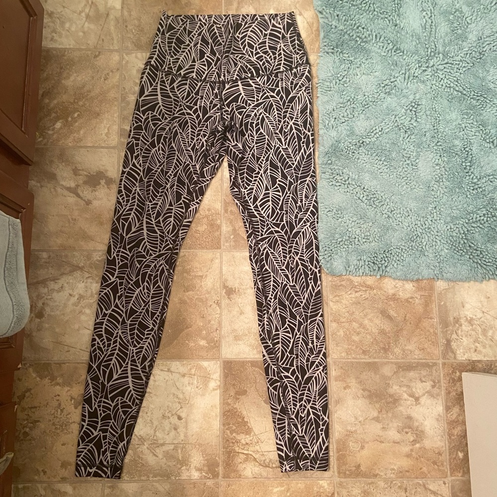 Lululemon wunder under leggings (leaf pattern)
